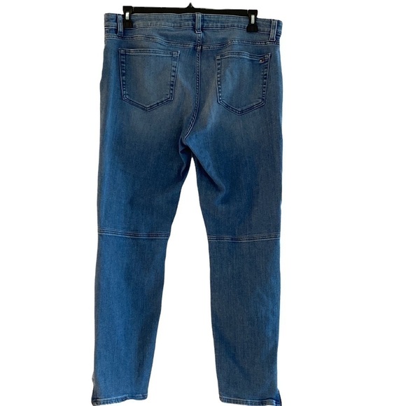 Tommy Hilfinger denim leggings with cute zippers on hem. Size 14.
C - Picture 5 of 16